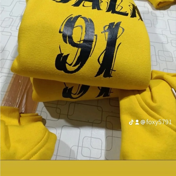 Hooded sweat shirt, in yellow, size small to large. - Picture 1 of 3